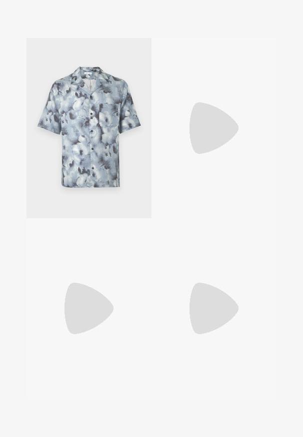 Košeľa na gombíky s krátkym rukávom, s roztiahnutým golierom a náprsným vreckom, v modro-sivom abstraktnom vzore pripomínajúcom oblak.; Chudé džínsy v bledom šedom denime s obnosnými detailmi na kolenách, skombinované s bielymi teniskami. Hladká textúra, úzky strih.; Biele kožené tenisky s perforáciami, okrúhlou špičkou, plochou podrážkou a hrubými šnúrkami, pričom majú viditeľné logo swoosh a nápis "AIR" na päte.; Strieborné nerezové hodinky s modrým ciferníkom, kovovými hodinovými značkami a dátumovým oknom na 3. hodine. Vodotesné do hĺbky 50 metrov.