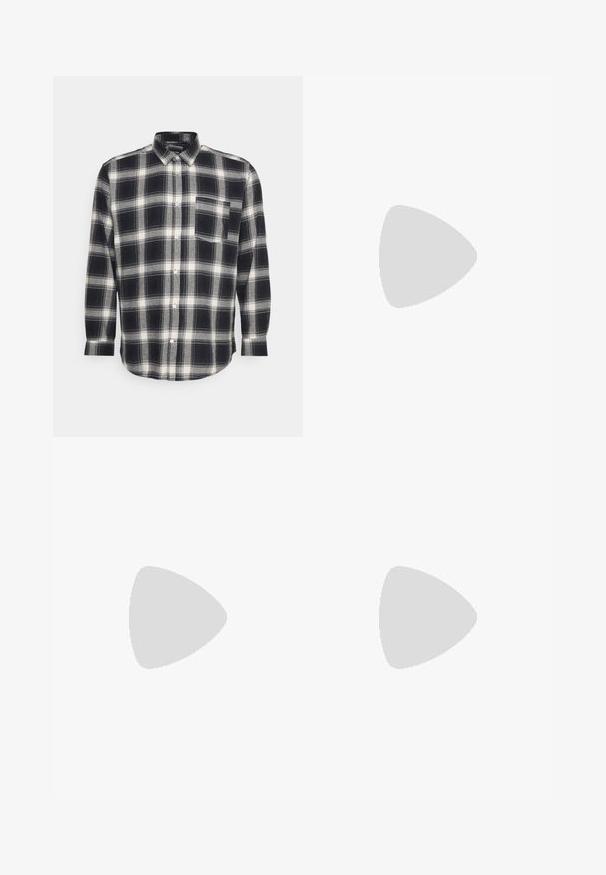 Only & Sons ONSLUCA LIFE TWILL CHECK - Camisa - dark navy; T-shirt de algodão preto com mangas curtas, apresentando um texto bordado em branco "Original Studio" no peito e um decote redondo.; Calças pretas com corte reto, feitas de um tecido em mistura de algodão. Apresenta um fecho com botão metálico e bolsos laterais. Sem padrões visíveis.; Ténis de couro com um esquema de cores em preto e creme, apresentando detalhes perfurados, um colarinho acolchoado e uma sola texturizada.