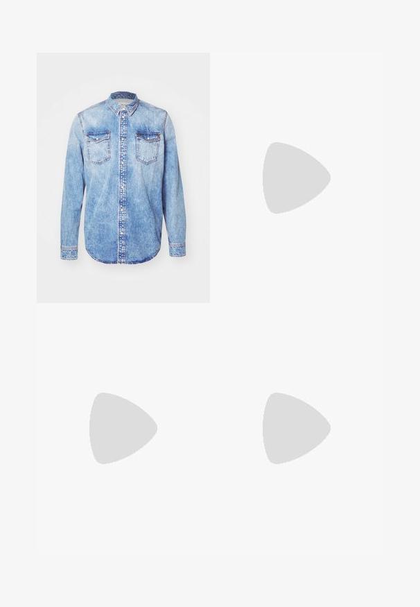 Lichtblauw denim shirt met lange mouwen, button-down kraag, twee borstzakken en contrasterende stiksels. Afgeronde zoom en klassieke pasvorm.; Witte lange mouwen T-shirt van katoen. Ronde hals ontwerp met ribgebreide manchetten en een klein logo op de linkermouw. Gladde textuur.; Zwarte denim rechte jeans hebben een klassiek vijf-pocket ontwerp met knoopsluiting, minimale stiksels en een zachte textuur.; Zwarte leren instappers met een gladde afwerking, gestikte details over de bovenkant en een licht verhoogde hak.