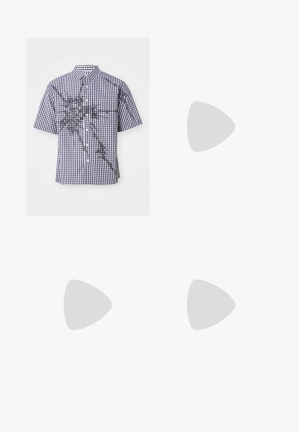 Kortermet skjorte med knappestolpe i marineblå og hvit gingham-mønster, og uregelmessige svarte abstrakte grafiske linjer på forsiden og ermene.; Bredde svart denimbukser med høy midje, fem-lomme design og subtil stiking. Stoffet har en glatt, noe teksturert finish.; Sorte lakkert lærsko med rund tå, snøring og tykk gummisåle. Har en liten hempe bak på hælen for lettere påkledning.; Sorte solbriller med rektangulær form, mørke linser, sølvfargede detaljer ved templene, og en matt finish på rammen.