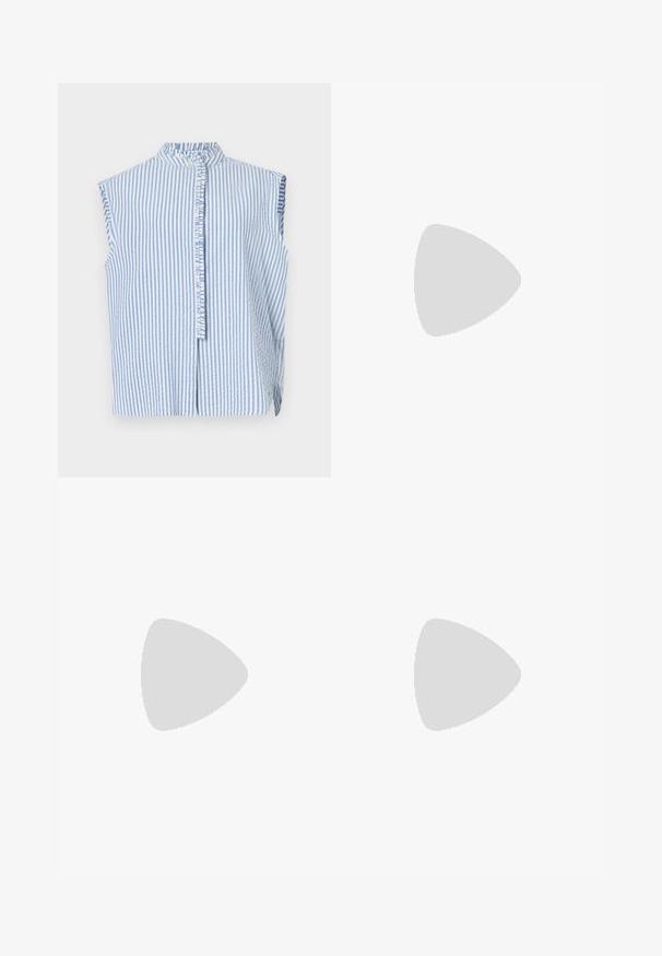 Blusa sin mangas en azul claro y blanco con rayas verticales, que presenta un detalle de volantes a lo largo de la tapeta de los botones y un cuello alto y redondeado.; Jeans de mezclilla azul claro, diseño de pierna recta, cintura media, con estilo de cinco bolsillos y cierre de botón en la parte frontal.; Mocasines de piel negra con punta redondeada, suela texturizada gruesa y mínimos detalles de costura. Diseño elegante sin cordones o herrajes visibles.; Bolso de mano de cuero blanco con forma curvada, con un logo "CK" en relieve en la parte delantera y una sola correa para el hombro. Cierre de cremallera en la parte superior.