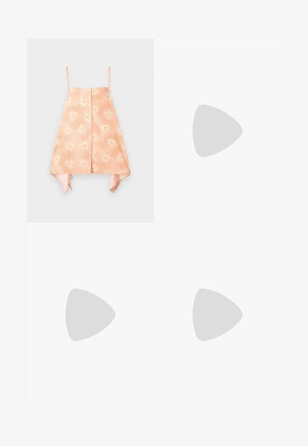 Perzikkleurige mouwloze top met een knoopsluiting aan de voorkant, met een bloemen-zon patroon en een gebogen zoom met contrasterende kleuren.; Lange, aansluitende rok in een verloop van oranje naar rood, gemaakt van een lichte, doorzichtige stof. Gedetailleerd met een klein logo op de tailleband.; Zwarte hoge sandaal met een slank ontwerp, voorzien van dunne banden en een unieke frontaccent. Glad textuur met een spitse neus en een hak van 7,5 cm.; Zonnebril met een transparante beige montuur, ovale lenzen en slanke pootjes. Beschikt over lichtbruine getinte lenzen en minimale branding.