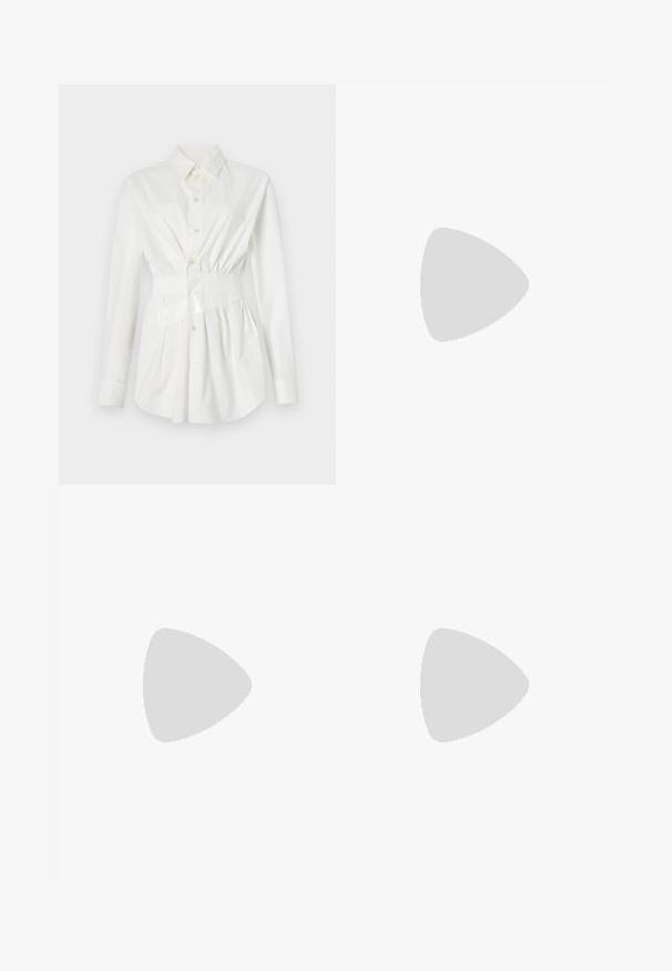 Vit skjorta med långa ärmar, en figursydd midjedetalj och en blank bältesaccent. Tillverkad av mjukt, lättviktigt tyg.; Svarta denimbyxor med rak bendesign, fem fickor, metallknappstängning och subtila sömmar. Slät textur.; Bershka Sandaletter - black; Svart lackläderhandväska med en rundad form, en axelrem, framfickor och detaljer i silverfärg.