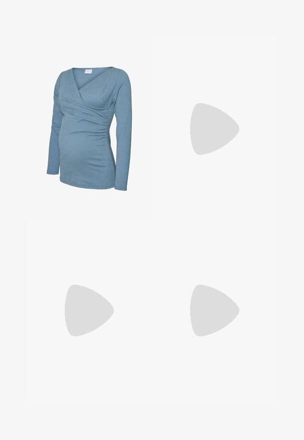 Maglietta premaman a maniche lunghe in morbido tessuto a coste blu chiaro, con scollatura a V e dettagli arricciati sul davanti e ai lati.; Jeans in denim azzurro chiaro con design a gamba dritta, dotati di vita media, stile a cinque tasche e dettagli di cucitura a contrasto.; Scarpa piatta in vernice rossa con punta arrotondata, una fascia decorativa con una fibbia circolare e una finitura liscia e lucida.; Borsa a tracolla in pelle rossa dalla forma rettangolare, con una grande fibbia decorativa e doppi manici. Include una tracolla staccabile.