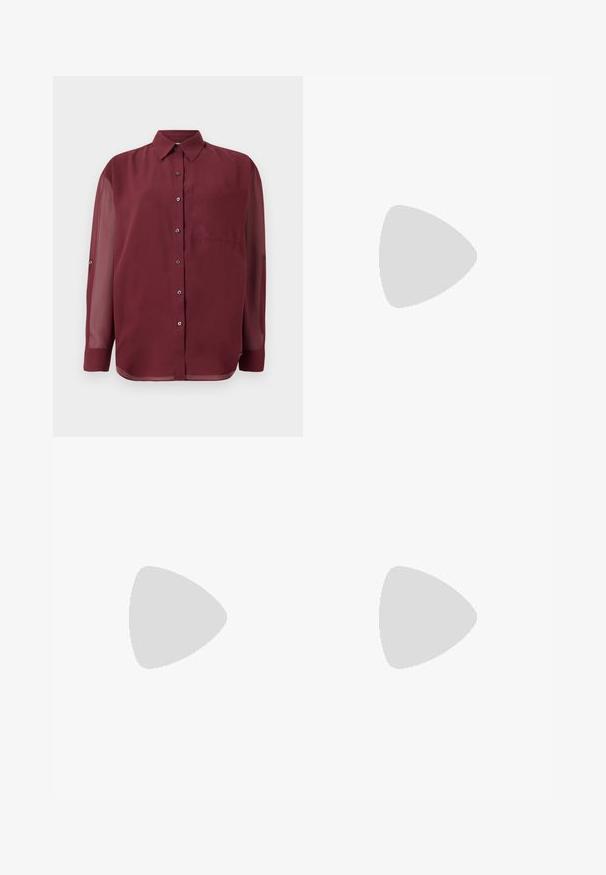 Camicia bordeaux con colletto a punta, maniche lunghe trasparenti, taschino sul petto e bottoni in tonalità argento. Tessuto di trama liscia.; Pantaloni bianchi in cotone con design a gamba dritta, caratterizzati da una vita a media altezza e senza hardware o motivi visibili. Tessuto liscio su tutta la superficie.; Scarpa con tacco alto in pelle nera, con punta affusolata, texture liscia e tacco rastremato. Design minimalista, senza ulteriori decorazioni.; Borsa a tracolla in pelle nera con una texture morbida, forma triangolare e tracolla regolabile, abbinata a una camicia a righe blu chiaro e pantaloni bianchi.