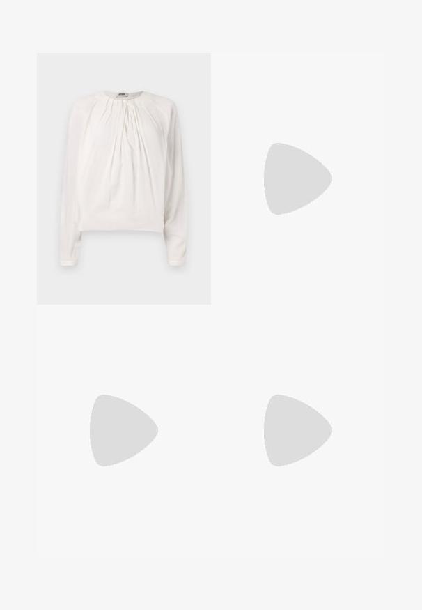 Balta garām piedurknēm blūze ar apaļu kakla izgriezumu un plisētu priekšpusi. Mīksta, gluda auduma ar brīvu piegriezumu un pogu detaļu pie apkakles.; Melnas pielāgotas bikses ar taisnu kāju dizainu, kas raksturojas ar gludu faktūru un asiem krokām pa priekšu. Nav redzamu metāla detaļu.; Melnas ādas slingback zābaki ar smailu purngalu, ar šauru papēdi un zelta krāsas akcentu uz regulējama siksniņas. Gluda tekstūra.; Melnas ādas roku soma ar struktūru, ar īsu formu, augšējo rokturi un zelta aksesuāriem. Iekļauta regulējama plecu siksna.