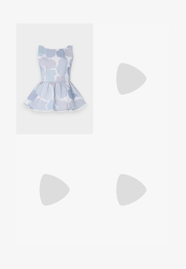 Jeanski peplum top u svijetloplavoj boji s tie-dye uzorkom, s izrezom u obliku školjke i zlatnim detaljem u struku.; Tamni traper suknja ravnog kroja, s dva prednja džepa i suptilnom teksturom. Čista rubna linija i klasičan dizajn struka.; Paul Smith TOPANGA - Balerinke - black; Nabrana bež kožna torbica s srebrnim metalnim okvirom, koja sadrži dva okrugla dekorativna kopčanja i srebrnu lančanu naramenicu.