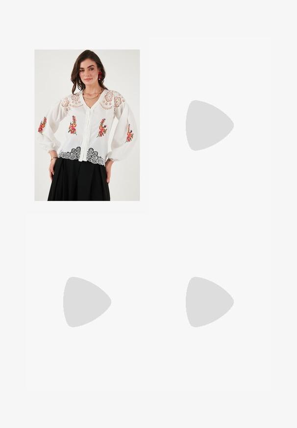 Blouse blanche avec broderies florales rouges et vertes, dotée de bordures en dentelle, de manches bouffantes et d'un décolleté en V. Accents délicatement détaillés.; Pantalon noir avec une coupe droite, doté de poches avant et d'éclairs sur l'ourlet. Fabriqué en tissu doux et lisse. Convient à diverses occasions.; Sandales à talons vernies noires avec un bout carré, des sangles autour de la cheville et des boucles en argent. Dotées d'un talon bloc épais pour plus de stabilité.; Sac fourre-tout en cuir noir avec une texture lisse, de forme rectangulaire et deux longues poignées. Pas de matériel ou d'ornementations visibles.