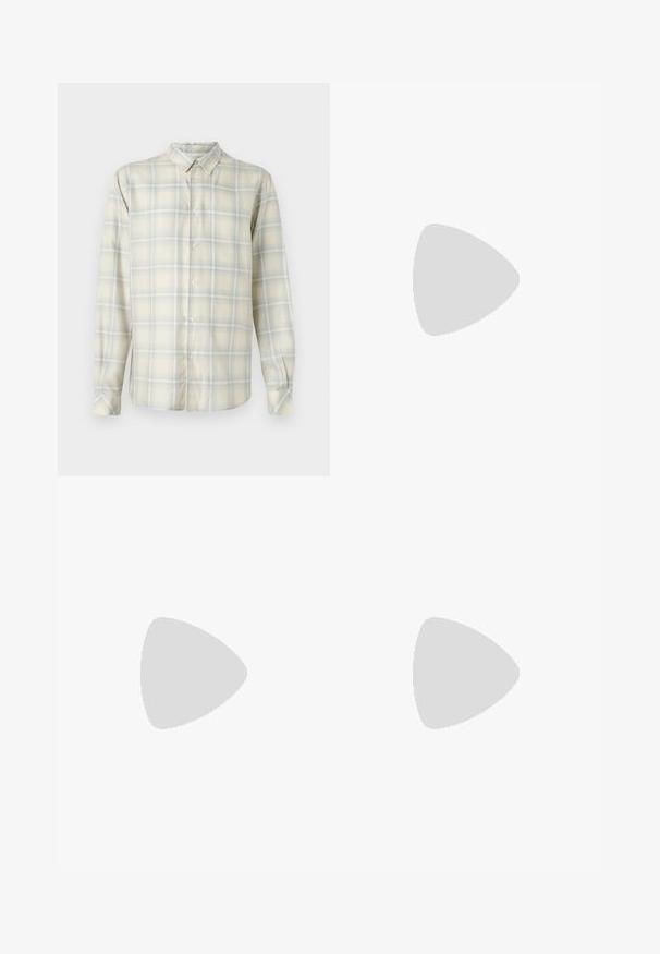Camisetta a maniche lunghe di un beige chiaro con un motivo a quadri nei toni blu e grigio attenuati. Colletto classico e chiusura a bottoni frontale. Tessuto morbido.; Polo a maniche lunghe con righe orizzontali marroni e blu chiaro, dotato di una patta con tre bottoni e colletto a costine.; Pantaloni corti color marrone chiaro a righe sottili con taglio dritto. Presentano una cerniera frontale, due tasche laterali e una chiusura con bottone metallico.; Infradito grigie con suola texturizzata e una resistente cinghia in gomma a fantasia. Presentano un profilo basso e un accento colorato lungo il bordo.; Borsa in denim blu scuro con due loghi verticali bianchi "SAM SøE". Presenta manici larghi e un design semplice e non strutturato.