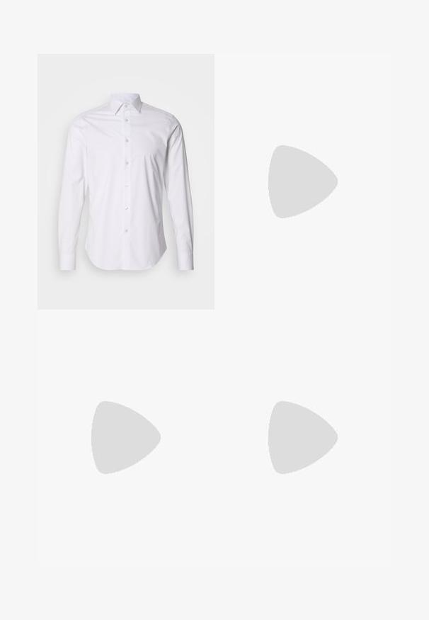 Valkoinen pitkähihaisessa paidassa on pieniä tummansinisia pilkkuja, nappikaulus ja hillitty kiilto. Paidassa on kaareva helma ja tavallinen nappi etuosa.; Mustat räätälöidyt housut suoran leikkauksen omaavina, valmistettu sileästä kankaasta. Ominaisuuksia ovat vyölenkit ja taitteet etuosassa.; Valkoiset nahkakengät, joissa on sileä pinta, pyöreä kärki, litteät nauhat ja teksturoitu pohja. Harmaa mokkanahka korostaa kantapäätä.; Aurinkolasit, joissa on kirkas muovikehys ja suorakulmaiset ruskeat linssit, ohuilla läpinäkyvillä varsilla ja metallikosketuksilla temppeleissä.