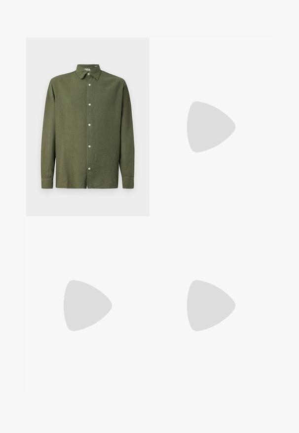 Camicia a maniche lunghe verde oliva realizzata in tessuto testurizzato. Presenta una chiusura con bottoni sul davanti e un colletto classico, con cinque bottoni lungo la patta.; Due magliette a girocollo in nero e verde oliva, realizzate in morbido cotone. Il design è semplice, con maniche corte e un taglio dritto.; Pantaloni sportivi neri in tessuto texturizzato, dotati di una vita regolabile, tasca laterale con zip e polsini a gamba affusolata.; Sneaker in pelle bianca con una suola spessa color crema, accento sul tallone blu navy e logo laterale. Texture liscia, design minimalista, con chiusura a lacci.