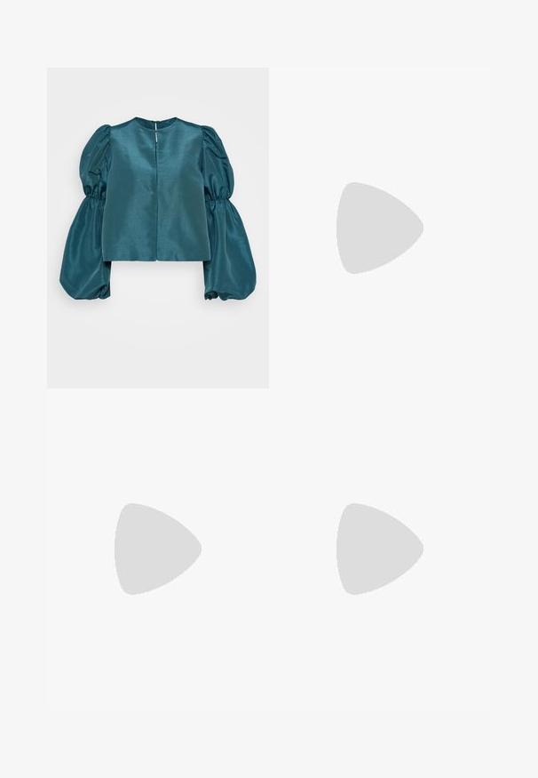 Malina ZOEY BLOUSE - Blūze - petrol; Balti džinsi ar slim fit piegriezumu, 5 kabatu dizainu un kontrastējošu šuvju. Iespēju klāstā ir pogu aizdare un smalka zīmola etiķete uz jostas.; Melna, ar smailu purngalu, slingback kurpe ar zemu papēdi, izgatavota no gludas ādas materiāla un ar izgriezumiem sānos gaisa caurlaidībai.; Balta ādas rokassoma ar noapaļotu formu, uz kuras priekšpuses ir izgriezts "CK" logo un viena plecu siksna. Augšā aizverama ar rāvējslēdzēju.