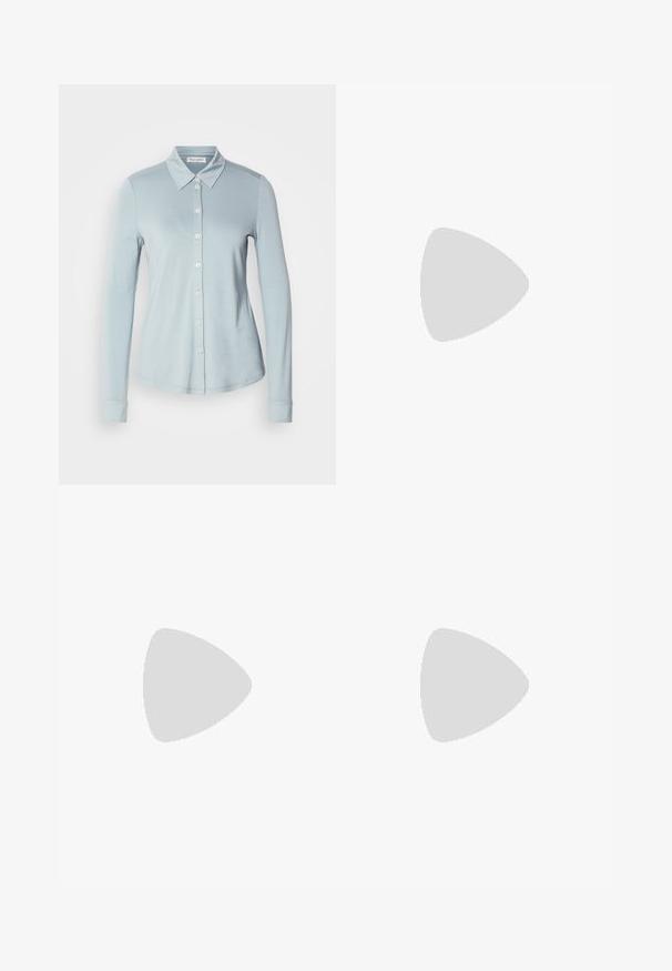 Camisa de manga larga azul claro con cuello, cierre frontal de botones y tejido suave y texturizado. Presenta un ajuste entallado y mangas con puños.; Falda midi de satén negro con un diseño elegante, que presenta un ligero vuelo en el dobladillo y una abertura lateral para facilitar el movimiento. Textura suave.; Mocasín de cuero negro con tacón grueso y suela gruesa, con un detalle de correa en la parte superior, mostrado de lado sobre un fondo blanco.; Gafas marrones y rectangulares con lentes transparentes y tintes morados. Montura de plástico suave con patillas rectas y detalles sutiles.