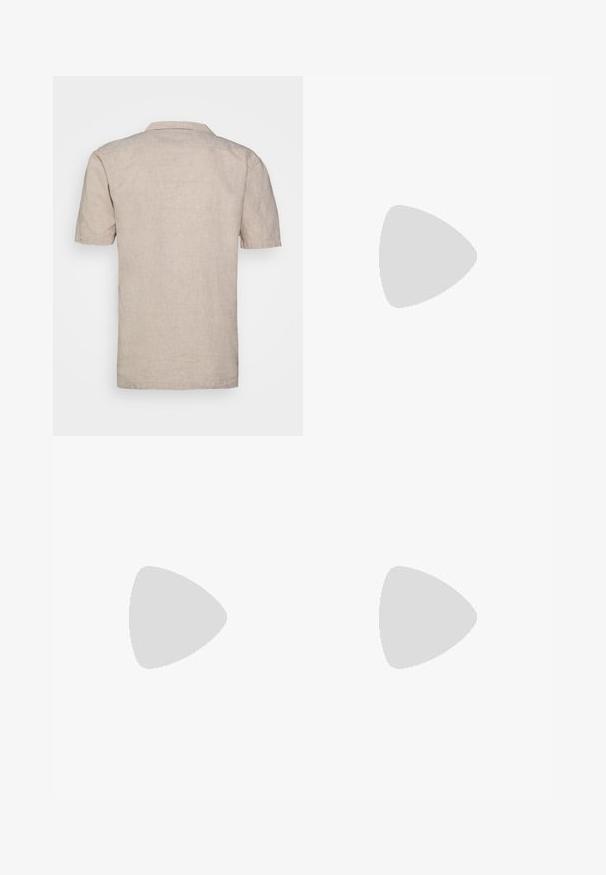 Lühikeste varrukatega beež linane särk, millel on krae, tekstureeritud kangas ja sirge äär, ilma nähtavate mustrite või aktsentideta.; Heledad hallide püksid pehmest kangast, millel on kitsas lõige, kaks esikotti, nööbid ja peen tekstuur.; Valged nööpidega ketsid, mis hõljuvad puidust pingil rohelise lehestiku taustal, näidates uue disaini ja tekstuuri.; Mustad mustad prillid oktaalpäistega, tumedad läätsed, läikiv viimistlus, õhukesed templid ja kuldsed aktsendid ees.