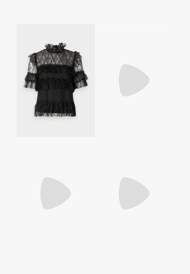 Blusa nera in pizzo con maniche corte a volant e collo alto. Presenta volant sovrapposti e un intricato motivo in pizzo floreale su tutta la superficie.; Pantaloni cargo in denim blu con un design a gamba svasata, chiusura anteriore con bottone e due tasche laterali. Texture liscia con dettagli di cucitura visibili.; Sandalo nero con cinturini, dalla punta squadrata e tacco basso a blocco. Presenta diversi cinturini sottili e una cinturini regolabile alla caviglia. Realizzato in pelle liscia.; Borsa a tracolla nera in pelle con una texture liscia, forma rettangolare e dettaglio in catena metallica sul davanti. Inclusa una tracolla regolabile.