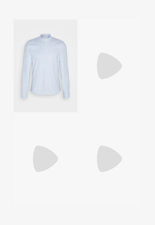 Lichtblauw overhemd met lange mouwen en een mandarin collar, voorzien van een knoopsluiting en zachte, gestructureerde stof. Getailleerde pasvorm met een afgeronde zoom.; Skinny jeans in vervaagd grijs denim, met versleten details op de knieën, gecombineerd met witte sneakers. Gladde textuur, slank model.; Witte leren sneakers met perforaties, ronde neus, vlakke zool en dikke veters, met een zichtbare swoosh-logo en "AIR" op de hiel.; Zilveren roestvrijstalen horloge met een marineblauwe wijzerplaat, metalen uurmarkeringen en een datumnis op 3 uur. Waterbestendig tot 50 meter.