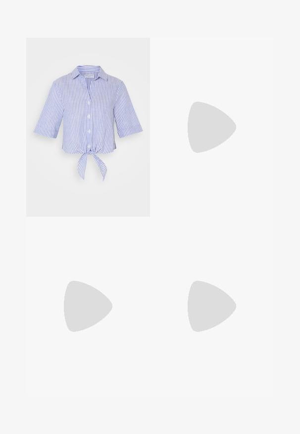 Camicia a maniche corte con colletto in blu e bianco a righe, con dettaglio di nodo sul davanti. Realizzata in tessuto leggero con chiusure a bottoni.; Jeans a gamba larga in denim blu scuro, con vita alta, una cintura in tessuto abbinata con una fibbia dorata e dettagli di cucitura rinforzata.; Stivale cowboy in pelle marrone chiaro con punta affusolata, modelli ricamati a spirale sull'asta e tacco a blocco impilato. Presenta una linguetta per una facile calzata.; Orecchini a cerchio in argento con un design irregolare e texturizzato. La superficie è riflettente, mostrando curve e contorni. Lo spazio interno è cavo.