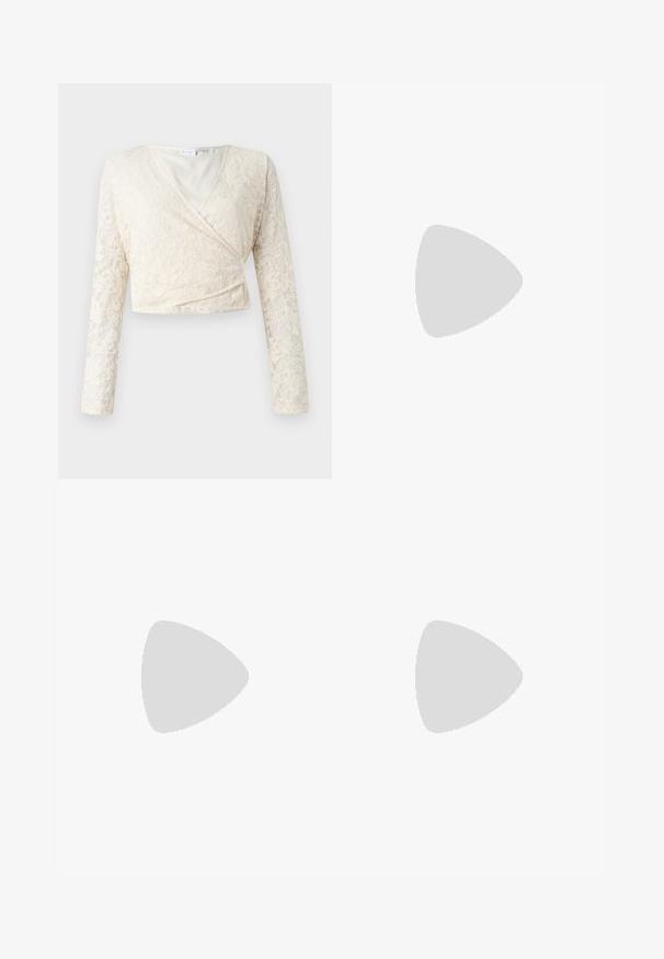Top avvolgente in pizzo crema con maniche lunghe, scollatura a V e motivo floreale. Fodera interna liscia, design cropped che esalta la texture del pizzo.; Pantaloni bianchi su misura con design a gamba dritta, dotati di chiusura a bottone, passanti per cintura e tasche laterali; tessuto morbido.; Décolleté in vernice nera con punta affusolata e tacco in geometria cubica. Presentano un design elegante e minimalista, con una texture liscia.; Borsa tote in pelle nera con texture liscia, forma rettangolare e due manici lunghi. Nessun hardware o decorazione visibile.