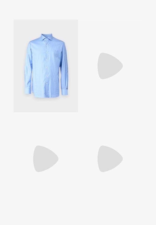 Polo Ralph Lauren LONG SLEEVED  - Button down-skjorte - blue/white; Hvit polo skjorte laget av bomull, med en to-knapp placket, kort ermer og en subtil logo på venstre bryst. Glatt tekstur.; Beige bomullsbukser med rett snitt. Har slitte lapper og broderte detaljer foran. Klassisk knapp- og glidelås-lukking.; Hvite sneakers med grønne lærdetaljer og en tan gummisåle. Har en stoffoverdel og en fremtredende logo på siden. Snøring.
