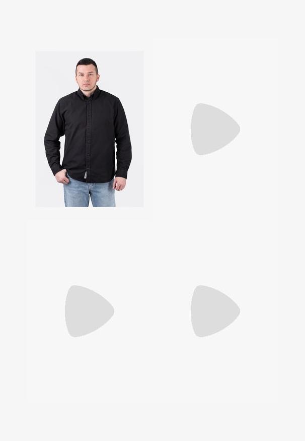 Zwarte overhemden met een klassieke kraag, gemaakt van katoen, voorzien van een klein logo op de borst en lange mouwen. Gecombineerd met lichtblauwe jeans.; Zwarte tanktops in een verpakking van drie. Ribbelstructuur, standaard ronde halslijn, zonder mouwen. De zoom is voorzien van een klein merkembleem aan de onderkant.; Blauwe denim jeans met een ontspannen pasvorm, hoge taille, vijf-pocket ontwerp en stikselaccenten. Voorzien van een knoop- en ritssluiting.; Witte sportieve schoenen met textuuroverlays, een dikke zool en grijze accenten. Draag ze met witte crew-sokken en groene shorts op een blauwe ondergrond.