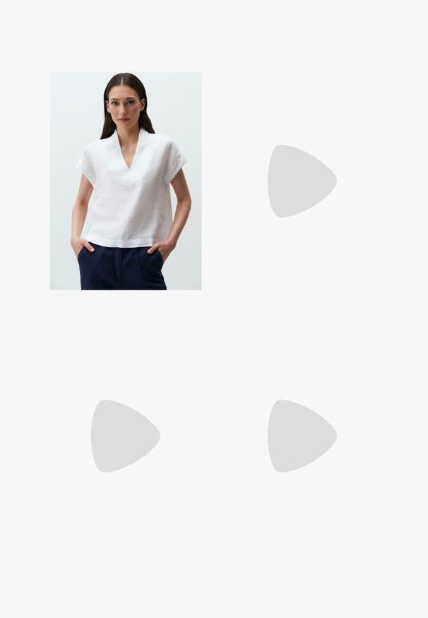 Witte linnen top met een V-hals en korte mouwen. De stof heeft een gestructureerde afwerking en is gecombineerd met donkerblauwe broeken.; Zwarte denim broek met wijde pijpen en een hoge taille, voorzien van voor- en achterzakken, gestikte naden en een knoopsluiting. Gladde textuur.; Bershka Sandalen met hoge hak - black; Bershka WITH CHAIN - Handtas - black