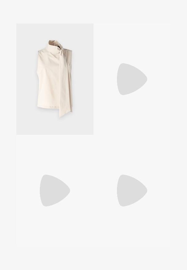Kremasto bež bezrukavni top s visokim ovratnikom i velikim bočnim mašnom. Napravljen od glatkog, laganog materijala s jednostavnim dizajnom.; Crne traperice viskog struka s kopčanjem na gumb i rajfeslusu, prednjim džepovima i širom nogavicama položene su ravno na bijeloj pozadini.; Crne lakirane kožne sandale s otvorenom petom i špicastim vrhom, s geometrijskom blok petom. Imaju elegantan, minimalistički dizajn i glatku teksturu.; Crna kožna hobo torba s glatkom teksturom, zakrivljenim oblikom i jednom podesivom trakicom; ima širok otvor na vrhu.