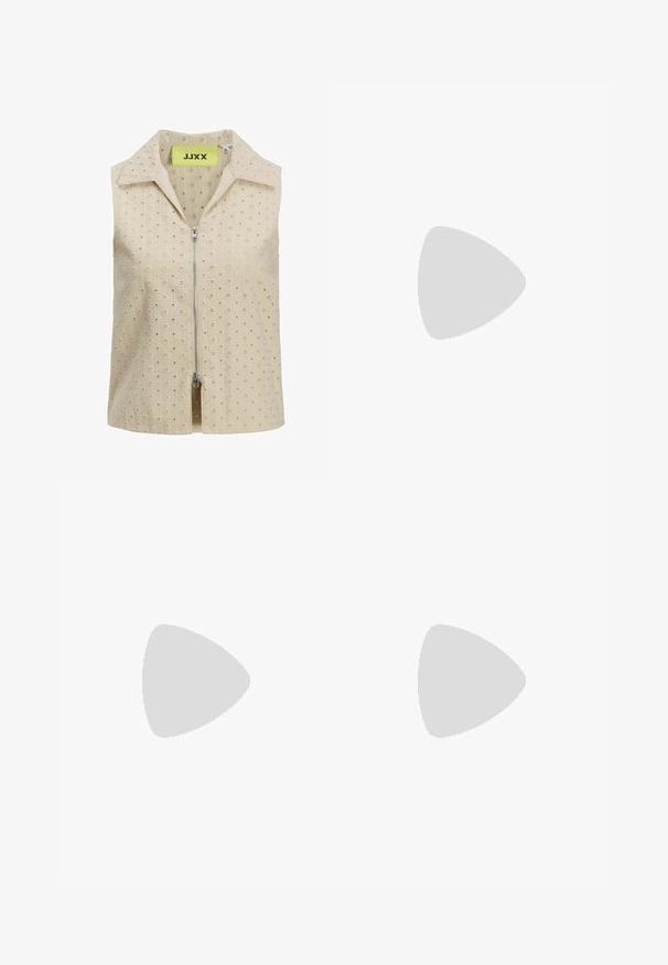 Top beige senza maniche con chiusura a zip frontale, caratterizzato da un motivo testurizzato di piccoli fiori e un colletto a punta. Etichetta del marchio visibile all'interno.; Jeans in denim scuro a vita alta, con gamba ampia, bottone frontale e design a cinque tasche.; Ballerine in rete rossa con punta affusolata, dotate di una sottile cinghia e dettaglio a fibbia. La parte superiore presenta un motivo aperto a nido d'ape.; Set di otto orecchini in metallo nei toni dell'argento e dell'oro. Include vari stili di cerchi, texture e finiture, disposti per dimensione.