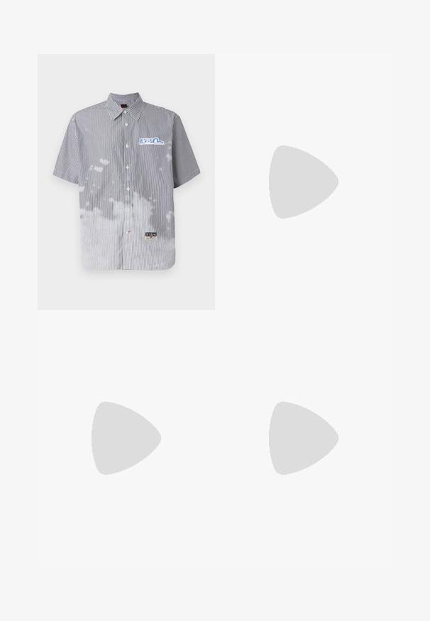 Kortermet skjorte i marineblå og hvite vertikale striper, med et logo på venstre bryst og et sky-lignende mønster på den nedre fronten.; Filippa K TERRY CROPPED TROUSERS - Bukse - sage melange; Hvite lærersneakers med en jevn overflate, rund tå, flate lisser og en teksturert såle. Har en subtil logo på hælen.; Sorte, runde solbriller med mørke linser og slanke metalarmer. Inkluderer klare temple tips og sølvfargede detaljer ved hengslet. Minimalistisk design.