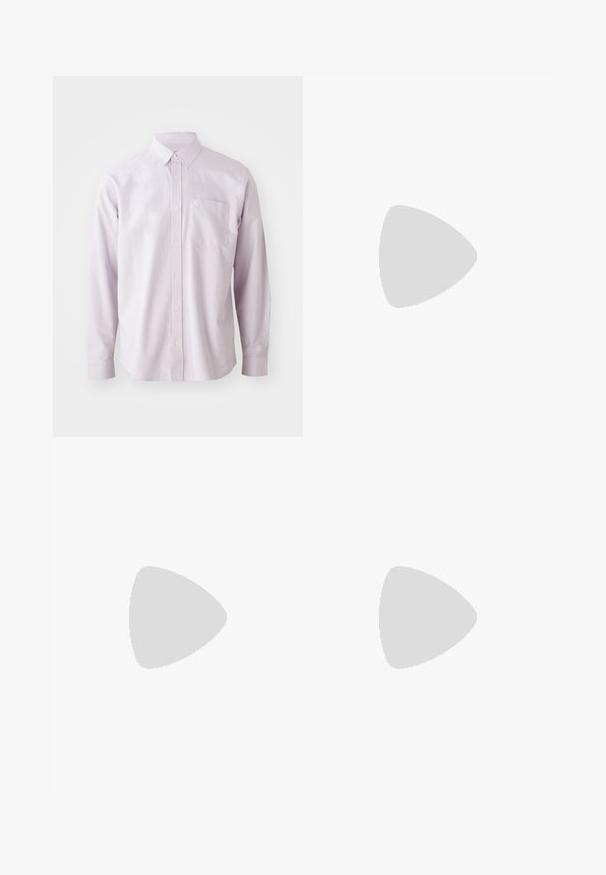 Chemise à manches longues de couleur lilas, boutonnée, en coton. Elle dispose d'une poche poitrine et d'un col classique avec des boutons blancs.; T-shirt en coton noir avec col rond, manches courtes, et une petite étiquette colorée sur la poitrine gauche avec le mot "SUPERIOR."; Pantalons cargo en coton blanc avec une coupe décontractée. Les caractéristiques incluent des poches avant, des accents en métal doré et des sections de genoux renforcées.; adidas Originals GAZELLE - Chaussures de football en salle - real madrid/bluebird/footwear white/crew yellow