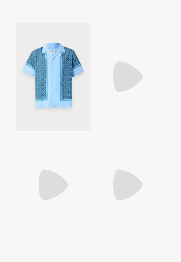 sandro FENCE - Camicia - chambray; Polo shirt azzurro chiaro a maniche corte con colletto blu scuro e chiusura a tre bottoni. Tessuto strutturato con una finitura morbida e traspirante.; Pantaloni shorts in denim beige con una vestibilità dritta, chiusura anteriore con bottone e quattro tasche. Il tessuto ha una consistenza liscia e dettagli di cucitura minimal.; Mocassini neri in pelle con una texture liscia, punta arrotondata e una striscia decorativa sulla tomaia. Tacco basso impilato, design minimalista.; Borsa a tracolla beige con una tracolla nera e chiusura, dotata di un pattina pieghevole, texture liscia e tracolla in tessuto regolabile.
