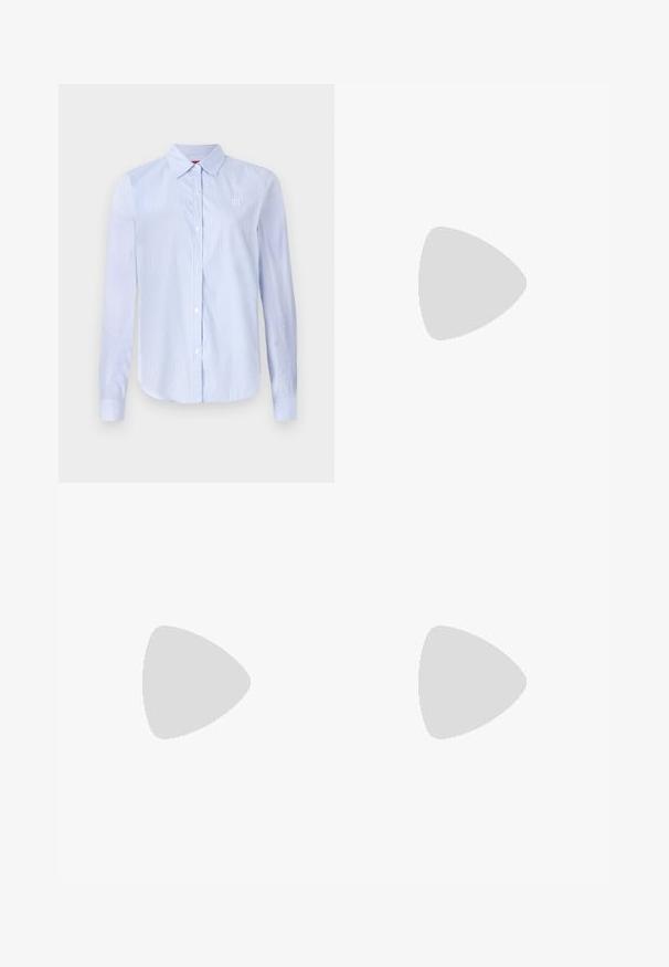 Lys blå og hvit stripete skjorte med knapper, lange ermer, krage og subtilt logo broderi på brystet. Glatt tekstur.; Bredde benbukser i svart stoff med høy midje, med en ren finish og glatt tekstur. Ingen synlige detaljer eller mønstre.; Sorte lær ankle boot med spiss tå, slank mid-høyde hæl og sølvspenne på siden mot en enkel bakgrunn.; Svart lærveske med trekantet form, en slank stropp og sølvfarget detaljer. Har glidelåslukking og preget logo på forsiden.