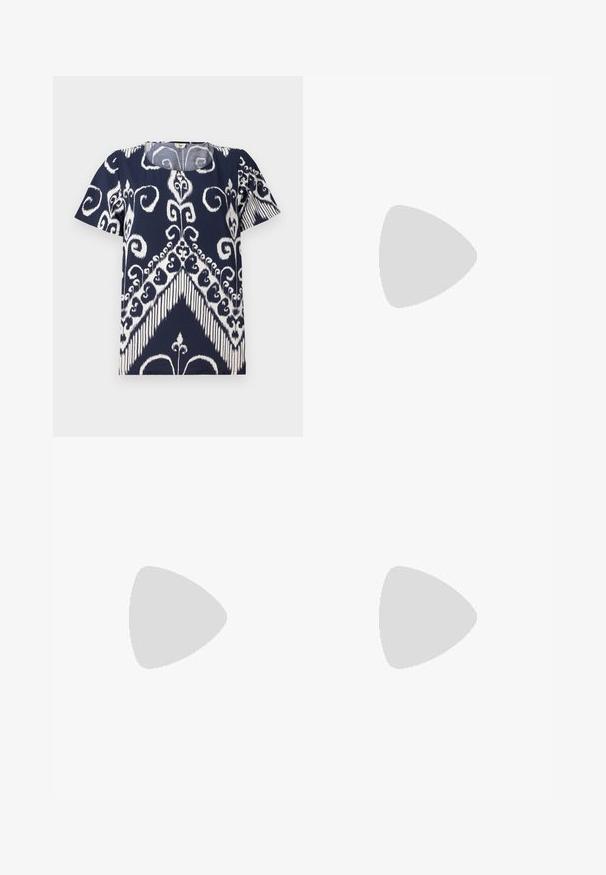 Mørkeblå topp med hvitt abstrakt blomster- og geometrisk mønster. Rund hals, korte ermer, mykt stoff med en lett teksturert overflate.; Svart vide bukser med teksturert stoff, elastisk midje og avtagbart belte som gir justerbar passform.; Sorte patentlær ankle boot med spiss tå og en mellomhøy blokkhelt. Glatt tekstur og minimalistisk design.; Svart lær toteveske med to lange håndtak, en glatt tekstur og en strukturert form. Har en frontlomme for ekstra oppbevaring.