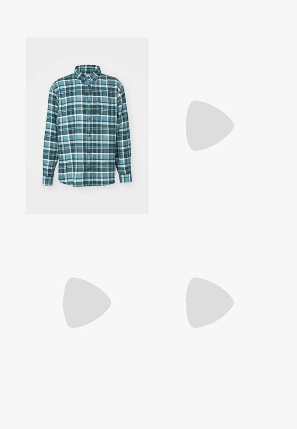 Camicia di flanella a quadri verdi e blu con maniche lunghe, chiusura con bottoni, colletto e una tasca sul petto. Realizzata in tessuto morbido e testurizzato.; T-shirt bianca in cotone con maniche corte e scollatura rotonda. Presenta un grande logo "Carhartt" in marrone scuro sul petto.; Pantaloni larghi verde oliva realizzati in cotone. Presentano passanti per cintura, chiusura con bottone frontale e tasche laterali. Texture liscia.; Sneaker nera Adidas Superstar con strisce bianche, punta a conchiglia e testo "Superstar" su un lato, mostrata in profilo laterale su sfondo bianco.