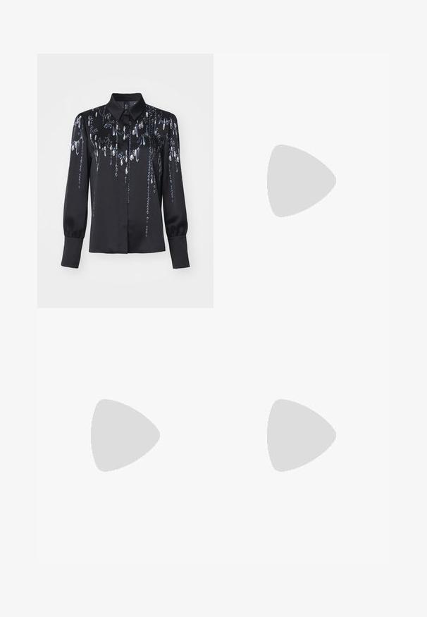 Sort satin skjorte med lange ærmer, knaplukning foran og spidse kraver. Har et dekorativt mønster af blå og sølvfarvede krystal-lignende accenter.; Hvid bomulds t-shirt med et sort-hvidt grafisk motiv af en pige, træer og skyskrabere, med denim detaljer og "DKNY" branding.; Lyseblå brede jeans lavet af denim, med høj talje, falmet vask og subtil tie-dye mønster langs fronten.; Sølv syntetiske sneakers med hvide striber, cremefarvet sål og tekstureret overflade; parret med lyse ribbede sokker og en sort nederdel.