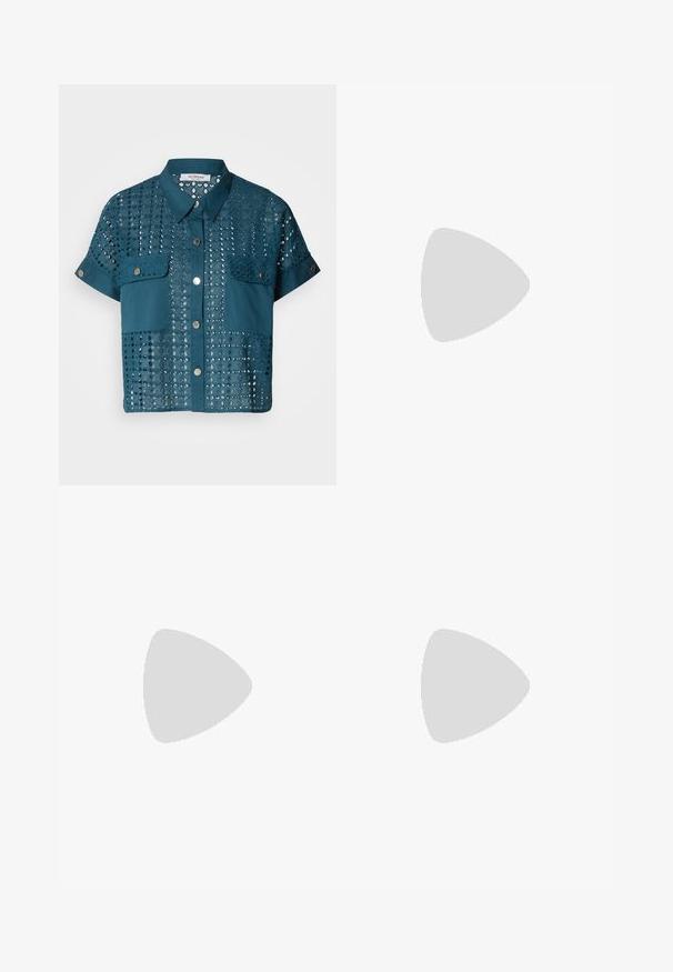 Blusa verde acqua a maniche corte con dettagli in pizzo e due tasche sul petto. Dotata di un'apertura con bottoni e colletto. Decorata con motivi a occhiello.; Pantaloni neri a gamba larga con texture liscia, vita alta e design semplice. Nessuna tasca visibile o decorazioni.; Stivaletti neri in pelle con punta affusolata, tacco quadrato imponente e design elegante. Dotati di pannelli laterali elasticizzati per una facile vestibilità.; Orecchini a cerchio in oro con una forma irregolare e texture. Presentano una chiusura senza giunture e una finitura superficiale lucida, che enfatizza un design moderno.