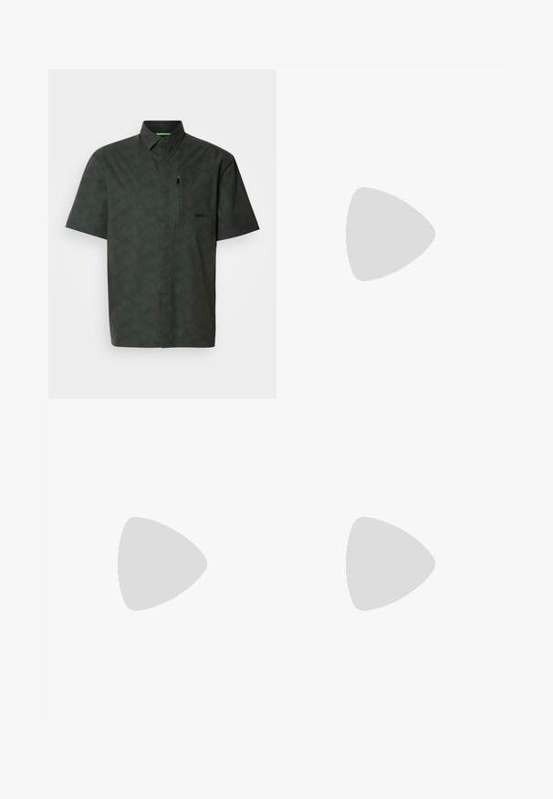Srajca s kratkimi rokavi v temno zeleni barvi z geometrijskim vzorcem. Ima ovratnik, sprednji žep, zadrgo v okrasnem detajlu in diskreten logo na prsih.; Weekday LOOSE SUIT - Kratke hlače - black; Clog v vzorju leoparda z črnim semiš trakom in sponko. Opremljen z črnim gumijastim podplatom z rumenim šivom za dodaten detajl.; Črna usnjena torba čez ramo z teksturirano obdelavo, zapiranje s poklopcem, kovinsko okovje in usklajena nastavljiva trak.