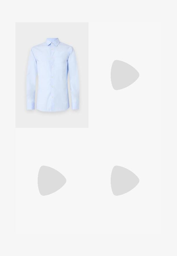 Világoskék, hosszú ujjú ing, hegyes gallérral, elöl gombos záródással és mandzsettás ujjakra. Sima pamut anyag, amely enyhe fényességgel rendelkezik.; Szürke, texturált anyagból készült, szabott nadrág, két elülső pliszével és egyenes lábbal. Nincsenek látható zsebek vagy díszítések.; Fekete bőr mokaszin, kerek orral, diszkrét varrásokkal és alacsony sarokkal, sima felülettel és minimalista dizájnnal.; Kék téglalap alakú napszemüveg sötét lencsékkel, matt sötétkék kerettel, logóval a szárán, egyenes karokkal és sima, egységes textúrával.
