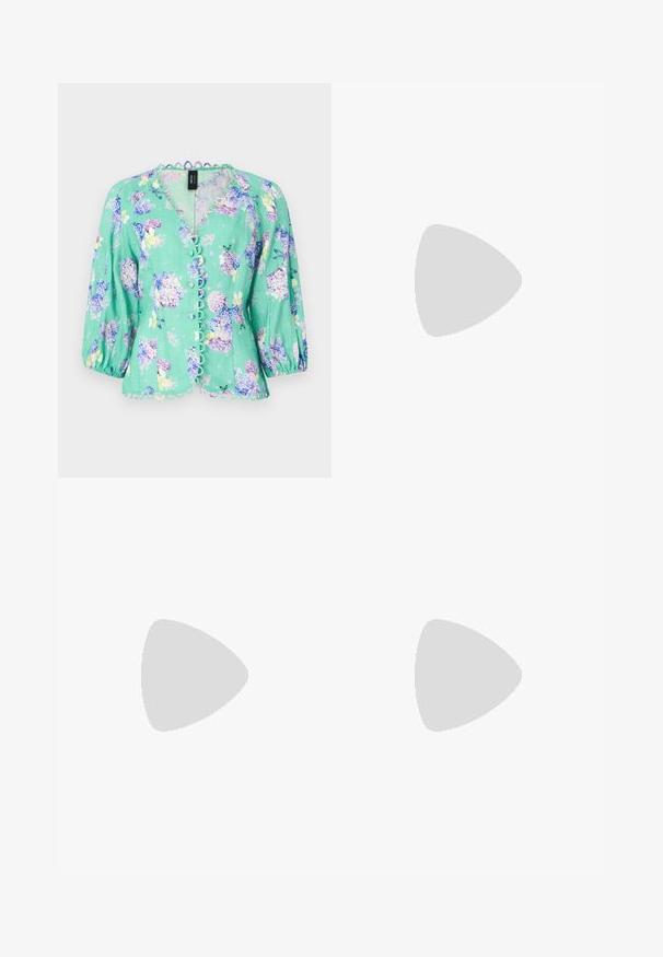 Marc Cain Bluse - light green; Sorte skræddersyede bukser med lige ben-design, der har en glat tekstur og skarpe folder langs fronten. Ingen synlige hardware.; Sorte læder slingback hæle med spids tå, der har en slank hæl og en guldfarvet detalje på den justerbare rem. Glat tekstur.; Sort læderhåndtaske med en struktureret design, der har en kortet form, tophåndtag og guld hardware-accenter. Justerbar skulderrem inkluderet.