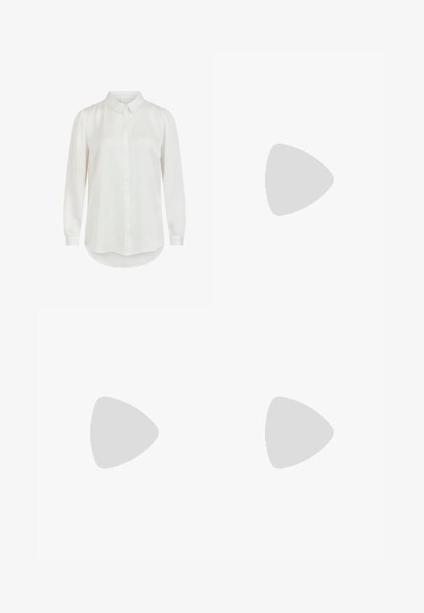 Camicia bianca a maniche lunghe con colletto classico, caratterizzata da una texture liscia e chiusura con bottoni. Orlo arrotondato e maniche leggermente svasate.; Pantaloni neri leggeri con vita elastica e caviglie arricciate. Il tessuto è liscio e presenta un design rilassato e affusolato.; Le sneakers nere Nike presentano una tomaia testurizzata, dettagli lucidi e lacci tondi. Sono abbinate a calze bianche a coste su una superficie azzurra chiara.; Borsa a spalla in pelle nera con forma arrotondata, finitura lucida e accessori in argento. Persona che indossa pantaloni ampi neri e mocassini con borchie.