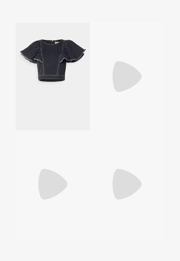 Blå denim avkortet topp med korte, volangermer. Har kontraststing og glidelås bak. Frayed kant på ermene.; Svart, pregede bukser med løs midje som har bred benvidde. Stoffet har vertikale folder og en glatt tekstur.; Sorte helårs sandaler med flettet stroppesdesign, firkantet tå og justerbar ankelrem. Lys beige fotseng med glanset svart hæl.; Svart lærveske med en samlet toppdesign, som har to korte håndtak og en lang justerbar stropp. Glatt tekstur, rund form.