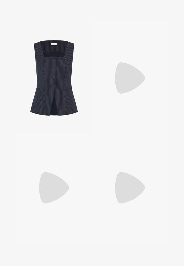 Marineblå pinstripet ermeles vest med firkantet halslinje, med knappelukking foran, to sidelommer og en liten utforming ved kanten.; Svart vide bukser med teksturert stoff, elastisk midje og avtagbart belte som gir justerbar passform.; Sorte skinnpumper med spiss tå og lav blokkhelt. Har ankelrem med gullfarget spenne. Glatt tekstur.; Svart håndveske med strukturert form, jevn tekstur og metallisk lås. Kombinert med brede svarte bukser og sandaler med åpen tå på tregulv.