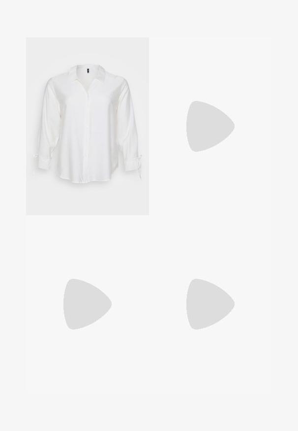 Camicia bianca button-up realizzata in tessuto leggero, con colletto, maniche lunghe con lacci ai polsini e una vestibilità comoda.; Pantaloni neri a gamba larga con vita alta, dettagli con bottoni in vita e pieghe frontali.; Pump in pelle nera con punta affusolata e tacco basso a blocco. Presenta una cinghia alla caviglia con una fibbia in tonalità oro. Texture liscia.; Borsa nera con forma strutturata, texture liscia e una chiusura metallica. Abbinata a pantaloni neri larghi e sandali open-toe su un pavimento in legno.