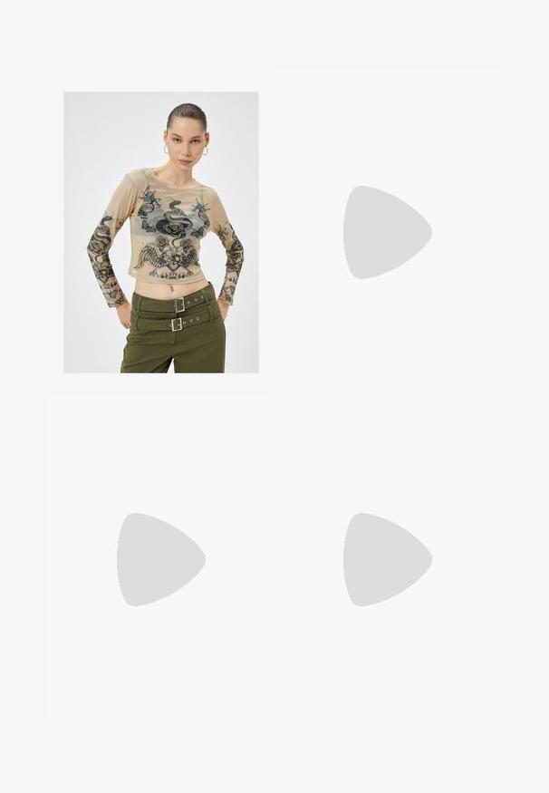Beige läpikuultav pikkade varrukatega topp mustade graafiliste tätoveeringutega, mis kujutavad mao, roose ja tiibu. Kandmisel on kõrge vöökohaga oliivrohelised püksid kahekordse vööga.; Vaaleansiniset denimfarkut, joissa on suora lahje, kahdella takataskulla ja haalistunut pinta yläosissa.; Musta mokkanahka slip-on -kenkä, jossa on turkisreunus, punottu ommel ja paksu musta pohja. Yläosassa on merkkistrappi.; Ruskea mokkanahkainen kassis on pyöreä muoto, kaksinkertaiset kahvat ja metallinen yksityiskohta. Edessä on pieni logo.