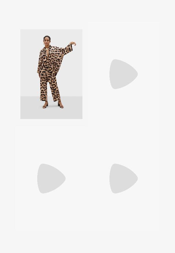 LOLA CASADEMUNT Paitapusero - leopard; Ruskeat leveälahkeiset housut, joissa on sileä pinta, korkea vyötärö ja etupleat. Kangas on kevyttä ja laskeutuu väljänä.; Musta tasapohjainen sandaalit, joissa on useita ristikkäisiä hihnoja ja kaksi soljellista yksityiskohtaa nilkassa. Materiaali on sileää nahkamaisena ja siinä on tasainen pohja.; Ruskea nahkainen laukku, jossa on kerätty yläosa ja ketjuhihna. Tasainen pinta, jossa kiiltävä viimeistely ja hienovaraiset sauman yksityiskohdat sivuilla.