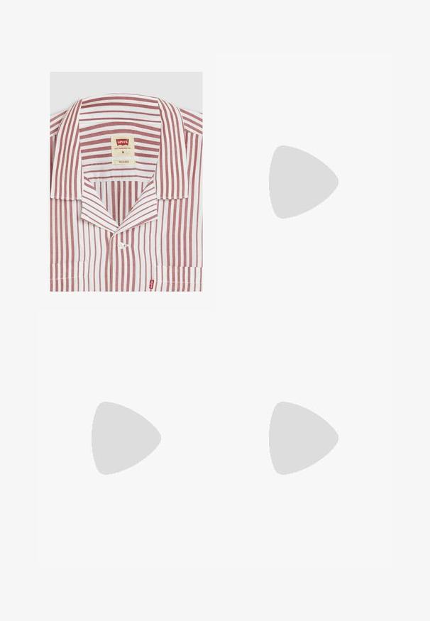 Rot-weißer gestreifter Shirt mit einem lockeren Kragen, Brusttasche und Levi's Markenlabel im Innenkragen. Aus Baumwollmaterial.; Weißes Baumwoll-T-Shirt mit einem großen orangen "NIKE"-Logo und grünen Text, der "SPORTSWEAR ENGINEERED" sowie weitere Spezifikationen anzeigt.; Beige Cargo-Hosen aus Baumwolle, mit zwei Seitentaschen, geradem Beinanschnitt und genähten Details. Sie erscheinen leicht und strapazierfähig.; Weiße und cremfarbene Sneakers mit rotem Akzent, ausgestattet mit Mesh- und Wildledermaterialien, strukturierten Details und einem Riemen über der Vorderseite.