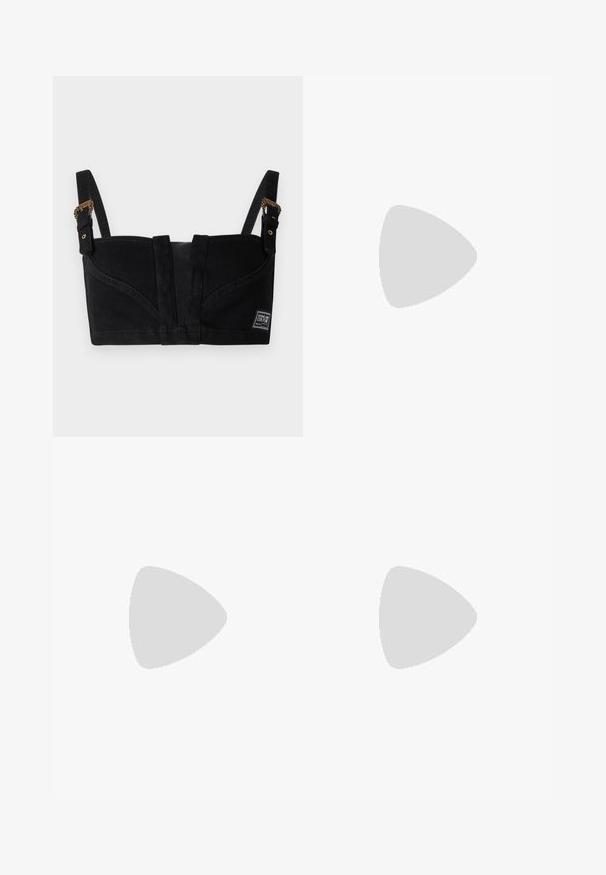 Crna tkanina bralette s strukturiranim dizajnom, s podesivim trakama s zlatnim detaljima i središnjim zatvaranjem. Priložena oznaka.; Crne traperice širokih nogavica od mješavine pamuka. Imaju prednje zatvaranje na gumb, pet džepova i suptilnu oznaku s logotipom na struku.; Bijele kožne tenisice s crnim prugama i sivim detaljima, s okruglim vrhom i gumiranim potplatom. S čičak trakom i vezanjem.; Crne mačkaste naočale s tamnim lećama, koje imaju zlatne geometrijske naglaske na tempu i elegantnu mat završnicu.