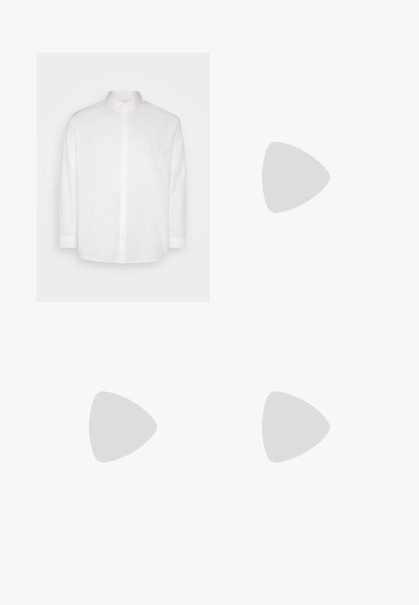 Pier One Overhemd - white; Grijze geplooide broeken met een ontspannen pasvorm, gemaakt van een lichte stof. Voorzien van voorzakken en een knoopsluiting in de taille.; Zwarte sportschoen met een bovenwerk van mesh, zilveren accenten en een gevoerde zool. Beschikt over een vetersluiting en een gestructureerde loopzool voor grip.; Smalle zwarte stropdas met een gestructureerd, diagonaal ribbelpatroon. Beschikt over een spitse punt en een gladde afwerking. Geschikt voor formele kleding.