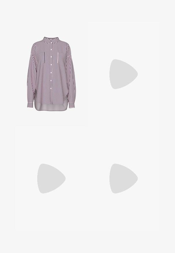Camicia a maniche lunghe con bottoni, realizzata in tessuto leggero. Presenta strisce verticali rosa e blu navy, due tasche sul petto e un orlo curvo.; Canotta bianca a costine con scollatura a giro e spalline larghe, caratterizzata da una silhouette aderente e una consistenza morbida.; Jeans in denim blu scuro a gamba larga con tasche anteriori, passanti per cintura e chiusura a bottone in vita.; Mocassini in suede marrone con una parte superiore testurizzata, caratterizzati da un accento intrecciato e una suola piatta, progettati per il comfort informale e la facilità di calzata.; Borsa a spalla in suede marrone con una forma morbida, una sola tracolla larga e un design semplice. Presenta cuciture visibili lungo i bordi.
