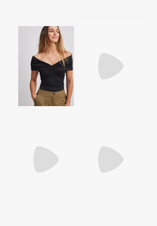 NA-KD Camicetta - black; Leggings neri a tre quarti realizzati in tessuto elasticizzato, con una vita alta e senza motivi o hardware visibili.; Mule nere con tacco alto, dotate di una punta larga e aperta e di una parte superiore curva. Realizzate in tessuto texture, presentano un tacco sottile e una suola liscia.; Occhiali da sole cat-eye neri con lenti scure, montatura in plastica, stanghette sottili e una leggera marca sulla parte interna del braccio. Finitura opaca.; Borsa a tracolla in pelle nera con una forma slim e strutturata. Presenta una maniglia corta, un dettaglio a fibbia rettangolare e una base piatta per la stabilità.
