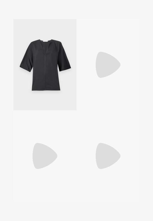 Haut noir à manches courtes avec un col rond et une fermeture éclair sur le devant. Fabriqué en tissu lisse avec une coupe décontractée et des détails cousus sur les côtés.; Pantalon noir ajusté avec une coupe droite, présentant une texture lisse et des plis nets sur le devant. Aucune quincaillerie visible.; Talons hauts en cuir noir avec un bout pointu, dotés d'un talon fin et d'un accent en ton or sur la lanière réglable. Texture lisse.; Sac à main en cuir noir avec un design structuré, featuring une forme cropped, une poignée supérieure et des accents en matériel doré. Bandoulière réglable incluse.
